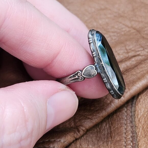 Harriet Ring / Vintage Sterling Silver Hematite Ring with Heart Engraved Band - Picture 4 of 12